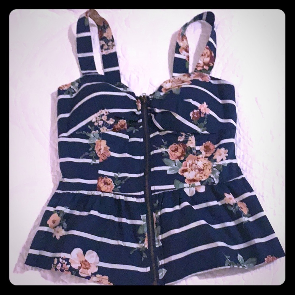 💥 3/$20!!! NWOT Zip up floral peplum top